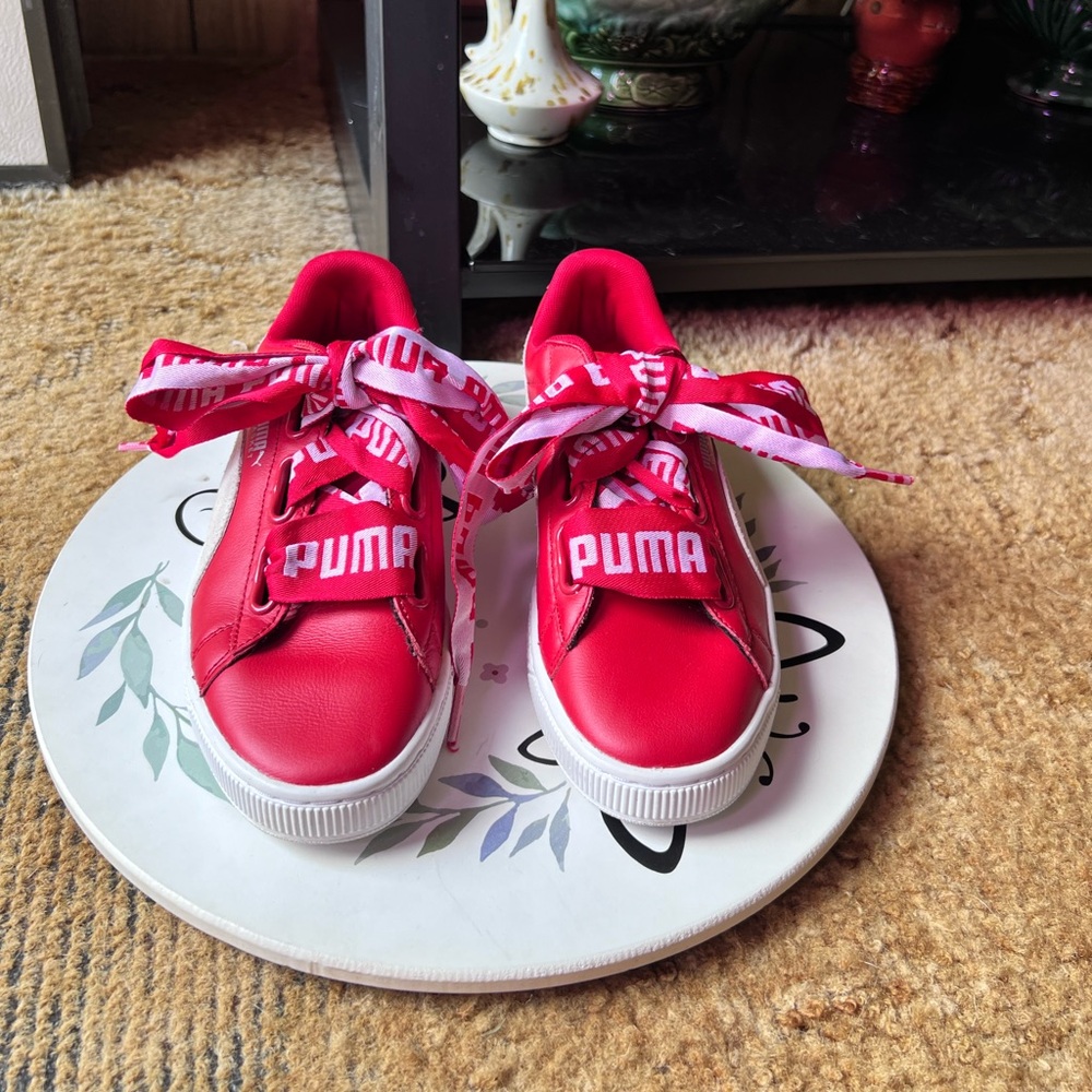 PUMA WOMEN'S BASKET HEART DE
SNEAKERS BOW LACES.